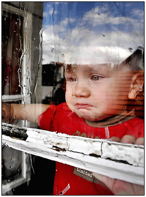 Babies GB Pics - Gstebuch Bilder - ich_will_raus__baby_am_fenster.jpg