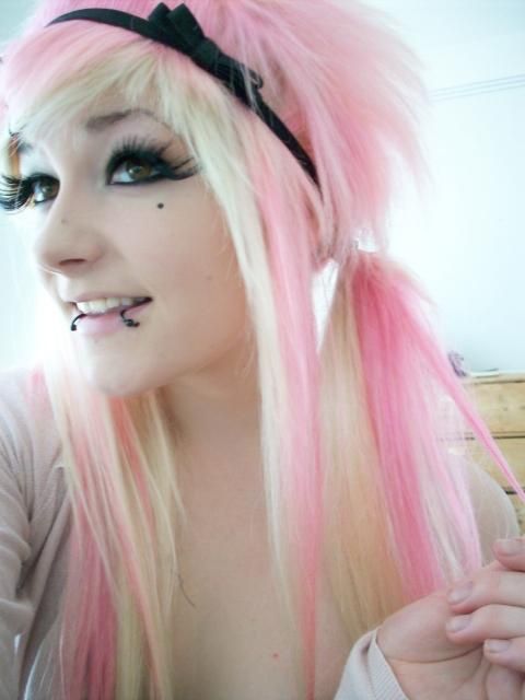 Emo GB Pics - Gstebuch Bilder - weisse-haare-pinke-straenen.jpg